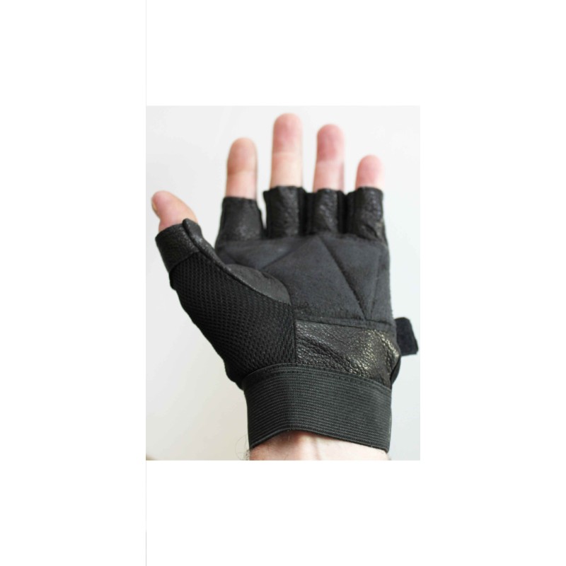 Paume d’un gant à doigts coupés en cuir noir porté, bracelet élastique au poignet