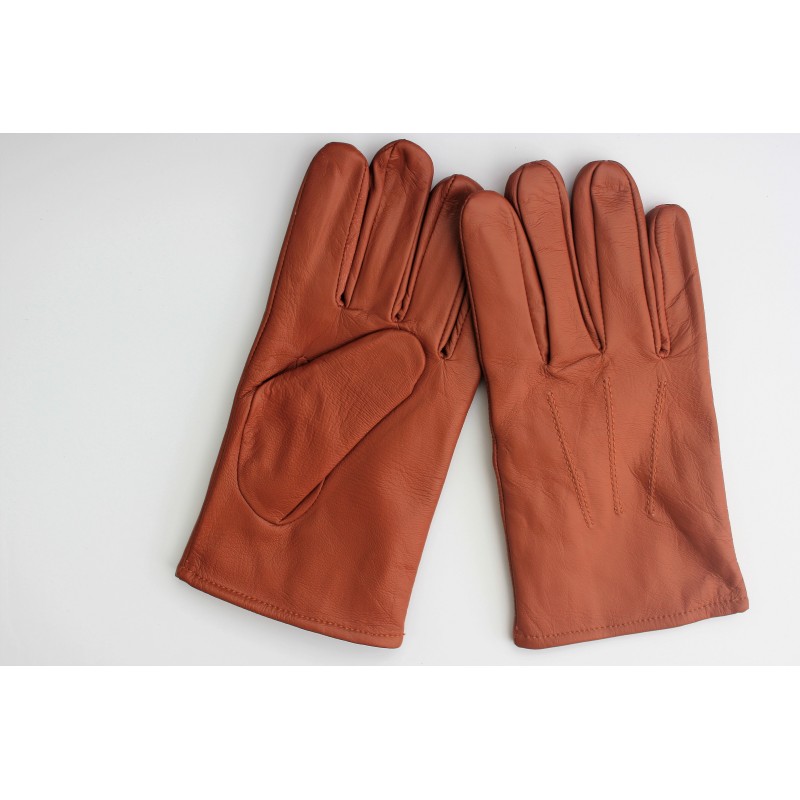 Paire de gants en cuir de vache marron pour homme posée à plat, paume et dos à surpiqûres