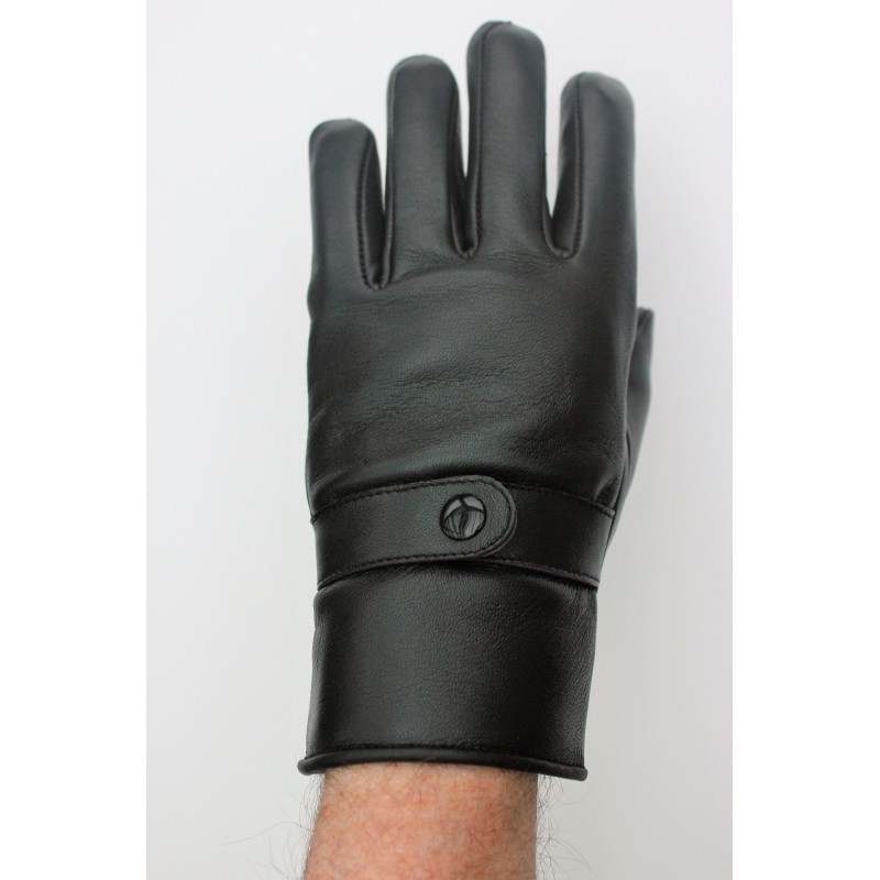 Dos uni d’un gant en cuir de mouton noir porté, patte à pression