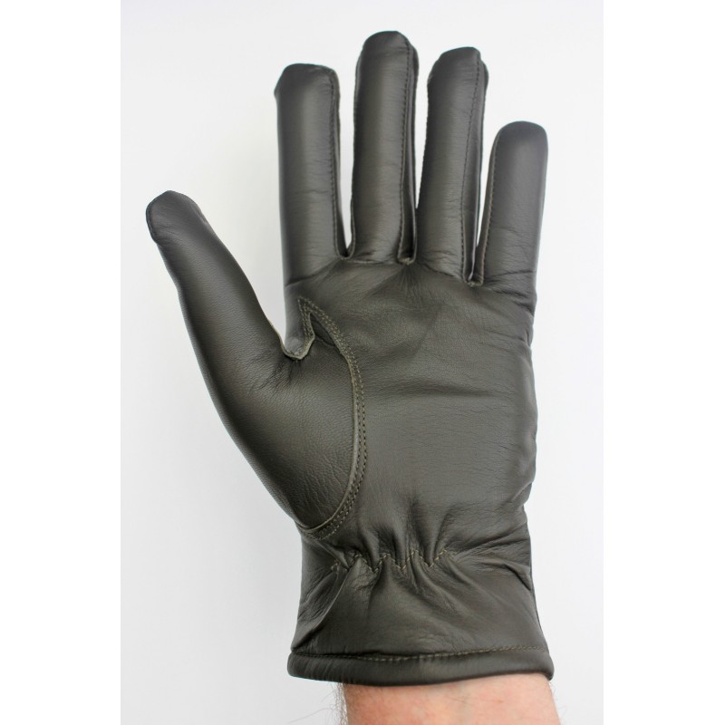 Gant en cuir noir porté vu côté paume, poignet froncé