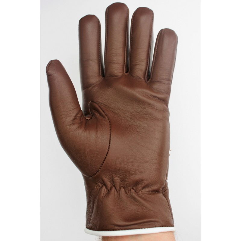 Gant en cuir marron porté vu côté paume, poignet froncé