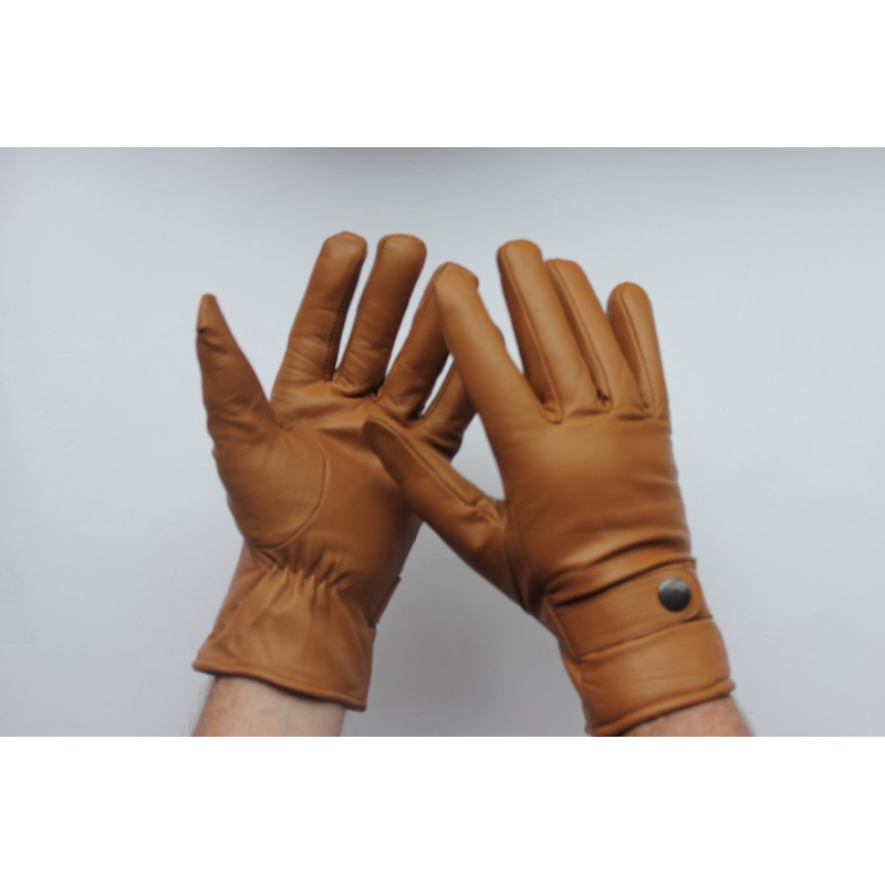 Gants en cuir de mouton marron clair portés, patte à pression visible sur le poignet