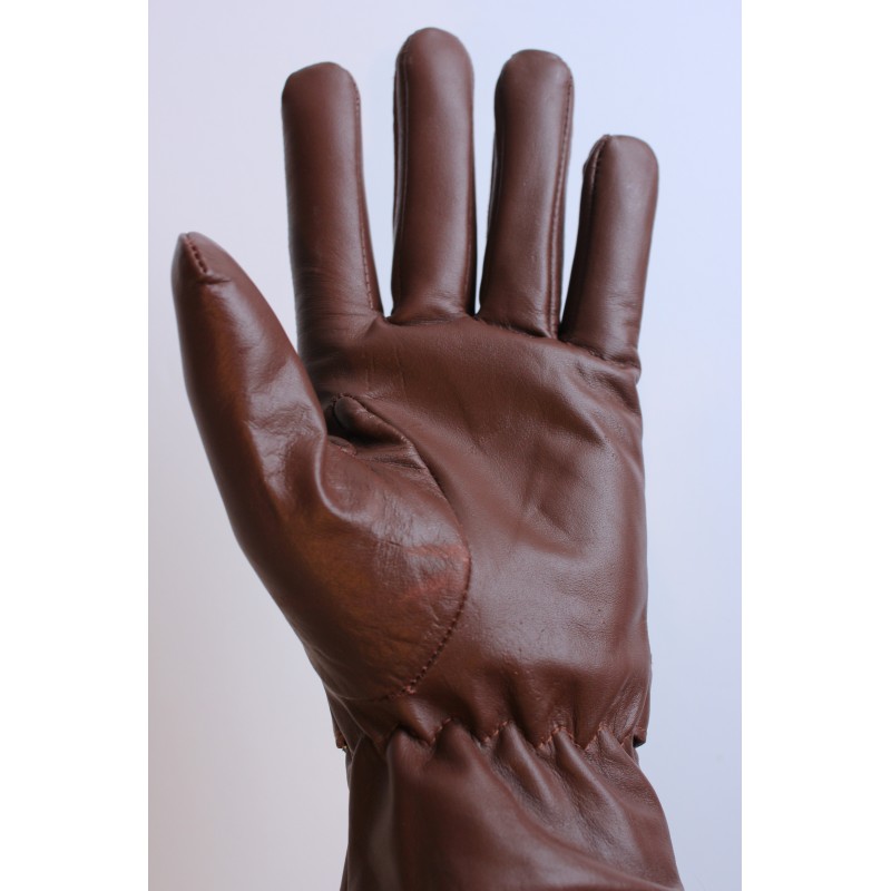 Gant en cuir marron porté vu côté paume, poignet froncé