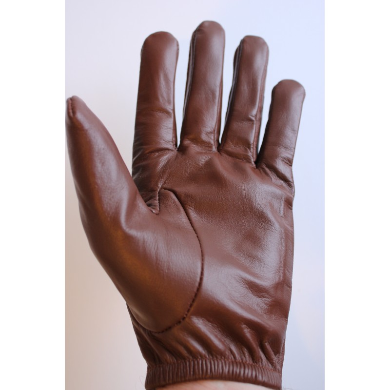 Paume d’un gant de conduite homme en cuir d’agneau marron, poignet élastiqué