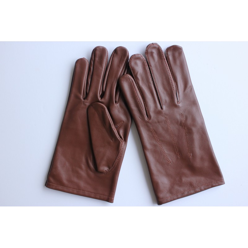 Paire de gants en cuir de vache marron posée à plat, paume et dos