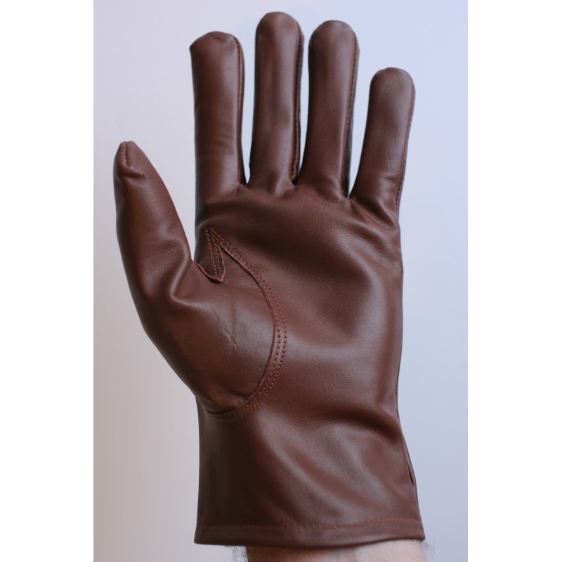 Paume d’un gant en cuir de vache marron doublé polaire, porté