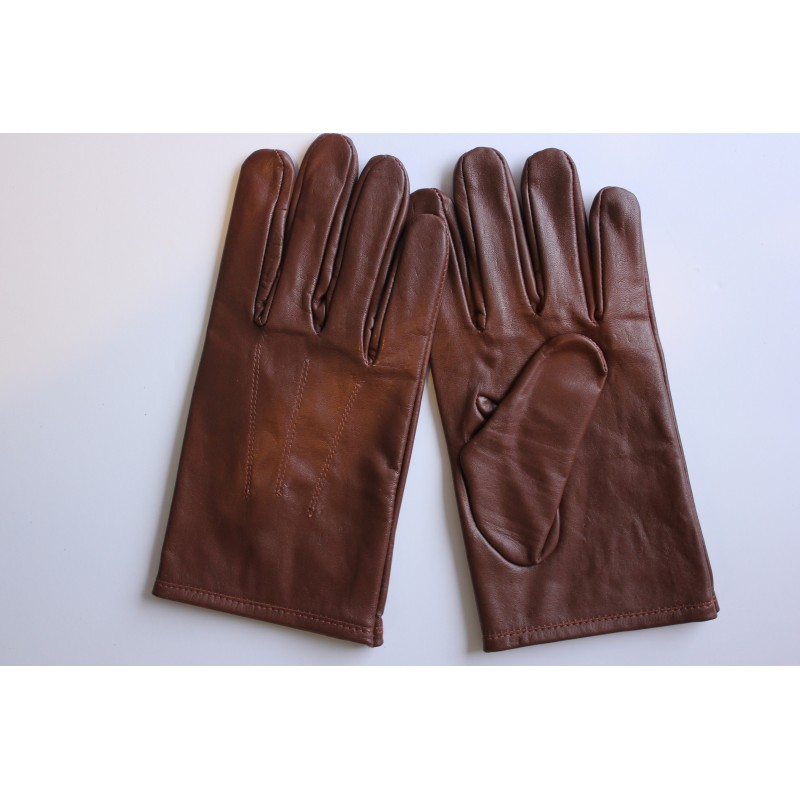 Paire de gants en cuir de vache marron pour homme posée à plat