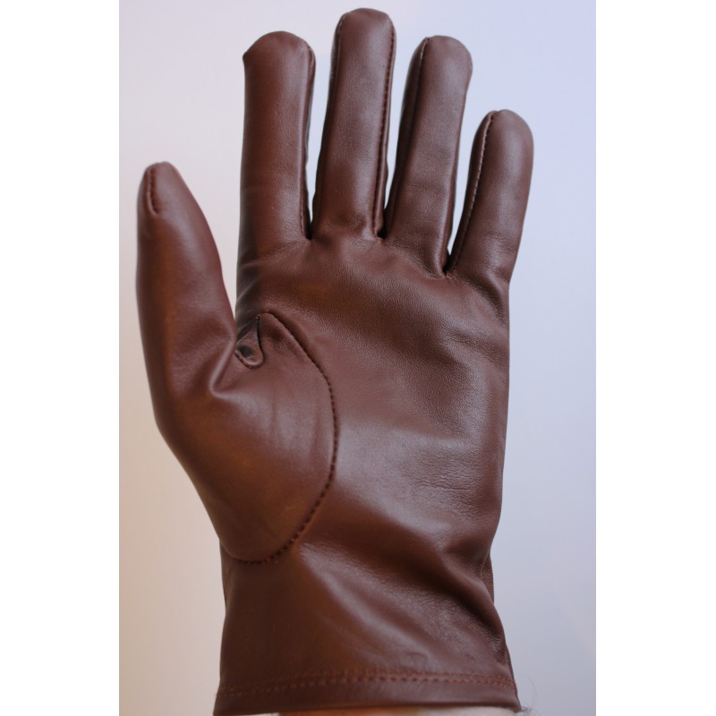 Paume d’un gant en cuir de vache marron pour homme, porté