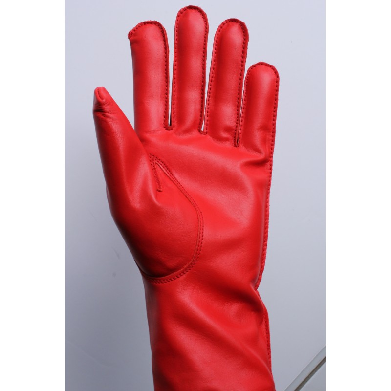 Paume d’un gant en cuir de mouton rouge pour femme, porté
