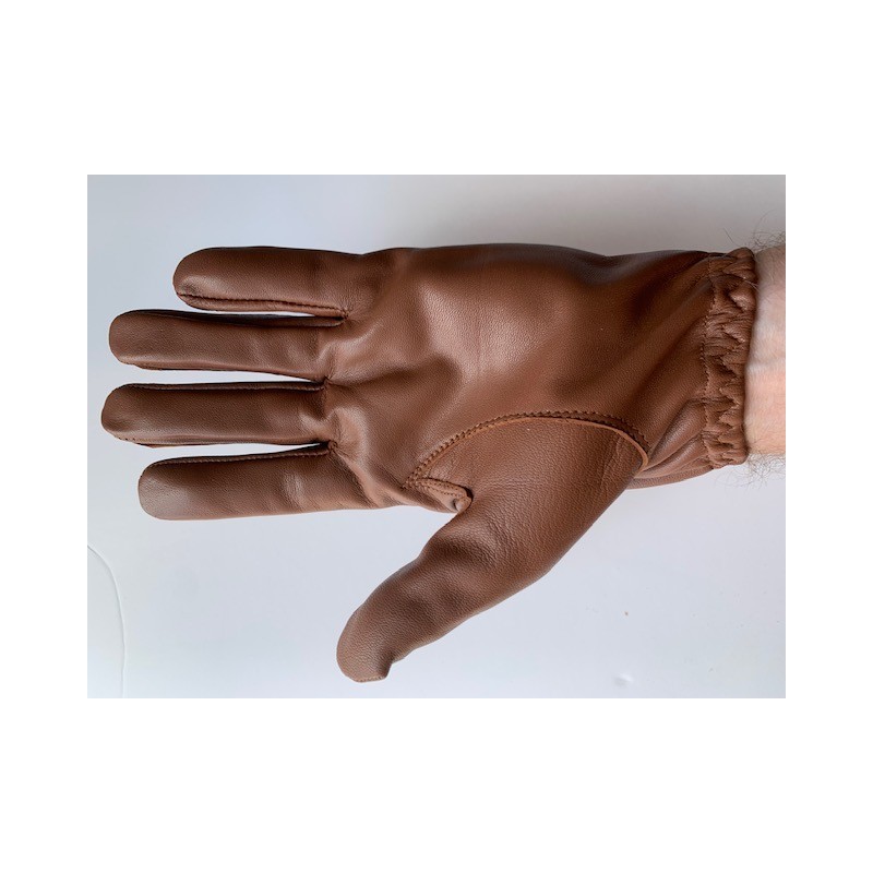 Gant de conduite en cuir lisse marron clair porté vu côté paume