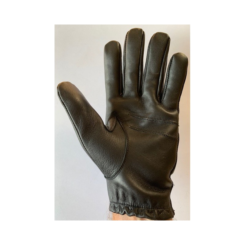 Paume d’un gant de conduite en cuir d’agneau noir porté, poignet froncé