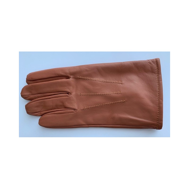 Gant en cuir de vache marron posé à plat, vue du dos à surpiqûres