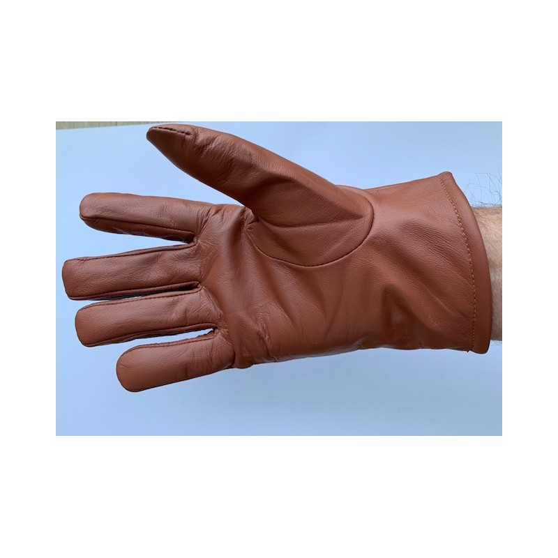 Paume d’un gant en cuir de vache marron pour homme, porté