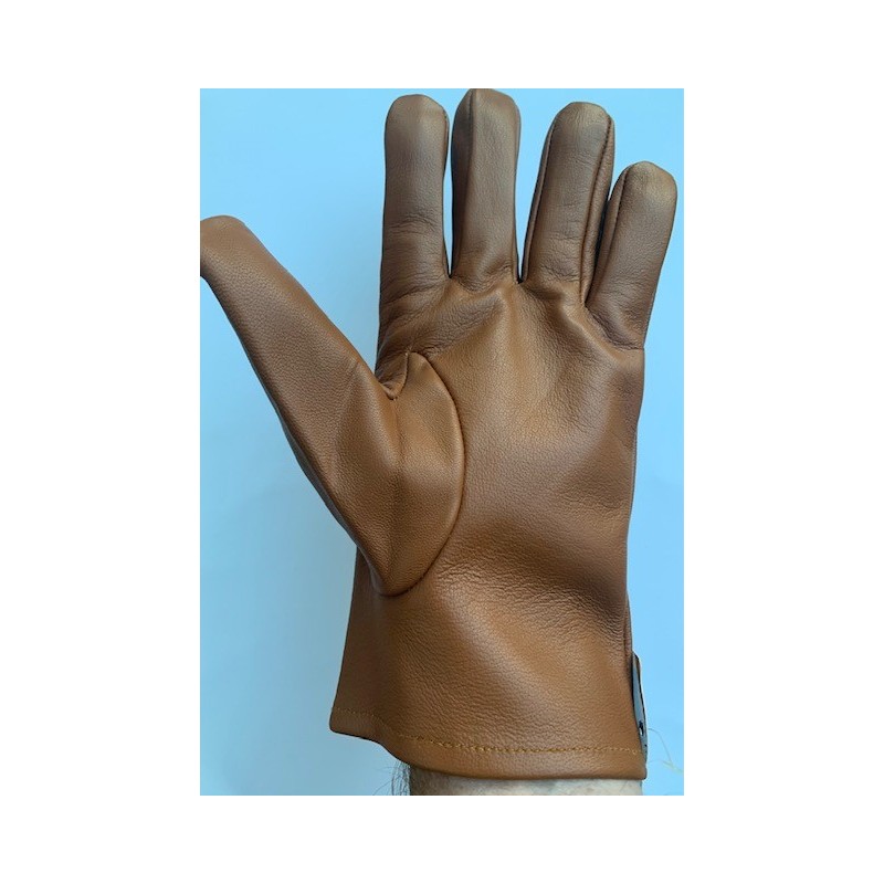 Gant en cuir de mouton marron clair porté, côté paume et pouce