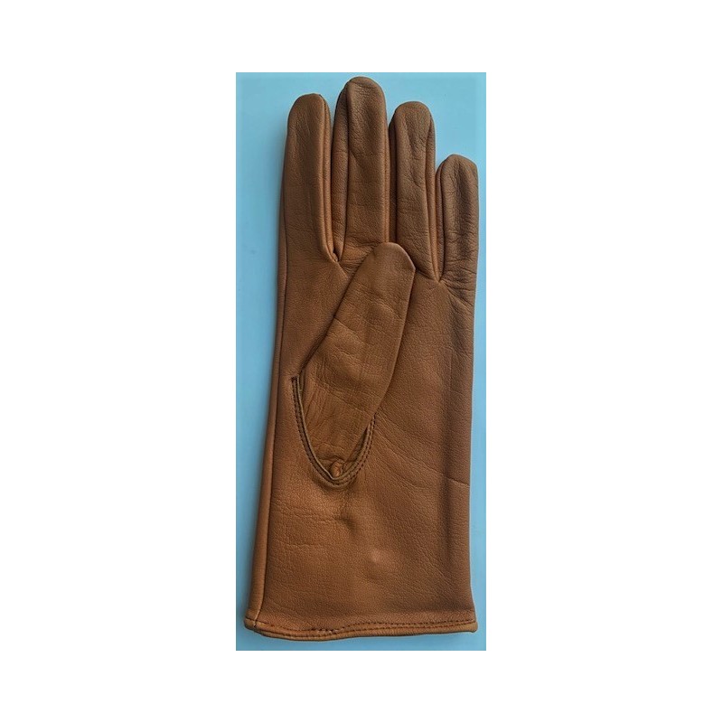 Paume d’un gant en cuir de mouton marron clair pour femme, à plat